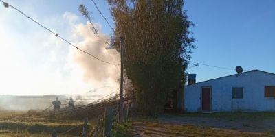 Bombeiros controlam incêndio em vegetação na zona rural de Arambaré