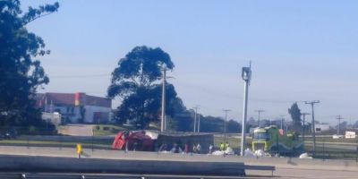 Carreta tomba na BR-392 em Pelotas