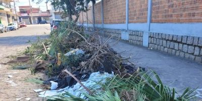 Internauta reclama de acúmulo de lixo em rua lateral da Rodoviária Estadual de Camaquã