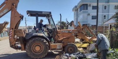 Equipes da Infraestrutura realizam recolhimento de entulhos no bairro Viégas em Camaquã