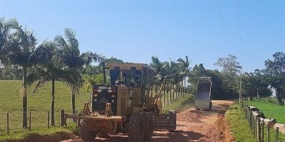 Estrada da Vitorina recebe patrolamento, cascalho e compactação do solo em Camaquã