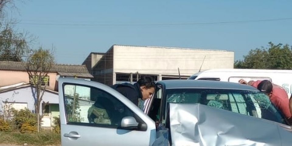 Colisão frontal entre carro e caçamba deixa feridos na BR-116 em Camaquã