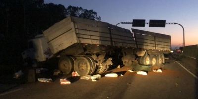 Caminhão tomba após bater contra mureta de ponte em Pelotas e causa bloqueio na BR-116