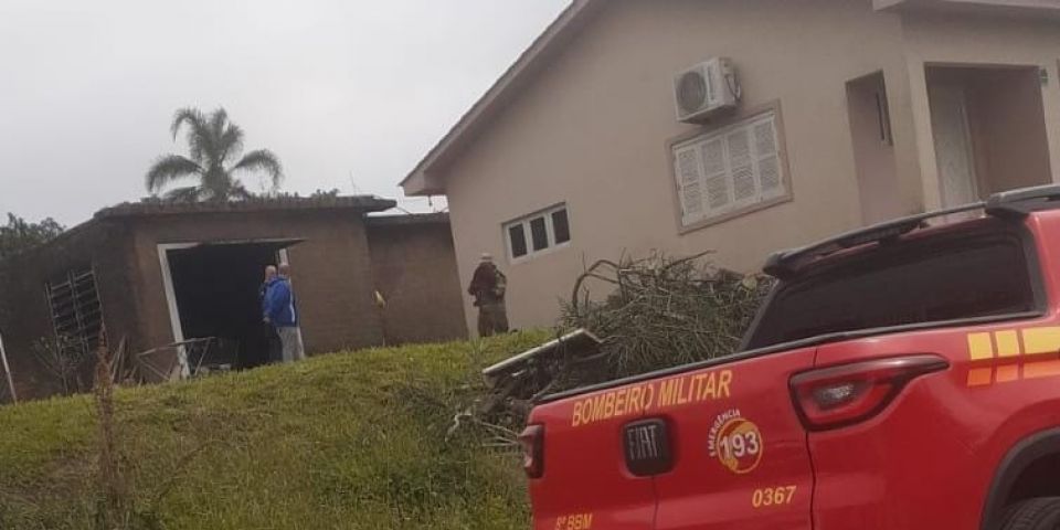 Bombeiros controlam fogo em garagem no bairro Oliveira em Camaquã