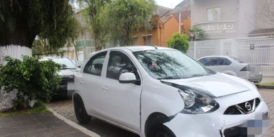 Dois carros colidem no bairro Higienópolis em Porto Alegre