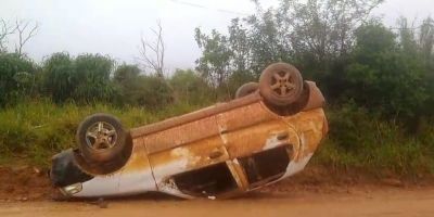 Carro é encontrado capotado e abandonado em via pública em Camaquã