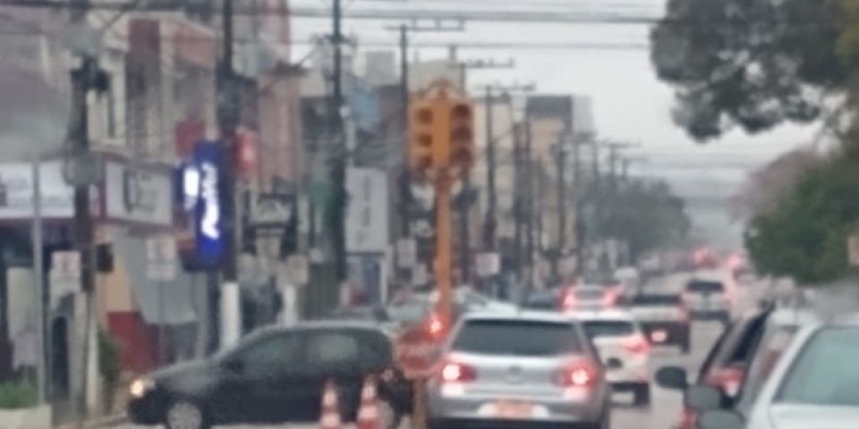 Sinaleira da Esquina Democrática no centro de Camaquã está inoperante após pane elétrica