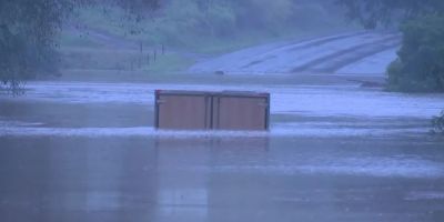 Nível do Rio Taquari sobe e caminhão fica totalmente submerso em Arroio do Meio   