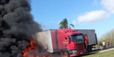 Carreta e máquinas de asfalto se envolvem em acidente na BR-116 em São Lourenço do Sul