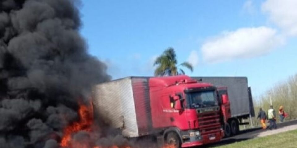 Carreta e máquinas de asfalto se envolvem em acidente na BR-116 em São Lourenço do Sul