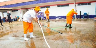 Pessoas privadas de liberdade atuam na limpeza de escolas atingidas pela enchente no Vale do Taquari