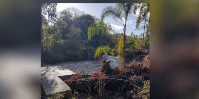 Caminhão-pipa abastece Chuvisca durante resgate de bomba coberta por queda de barrancos