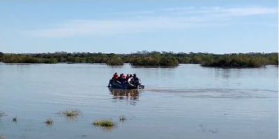 Prefeitura de Cristal oferece auxílio por barcos para travessia de moradores afetados pela enchente no rio Camaquã