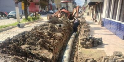 Avenida Sete de Setembro recebe manutenção de drenagem no centro de Camaquã