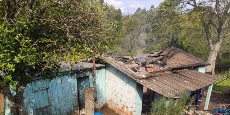 Menina de 5 anos morre após incêndio atingir residência na Região Central do RS