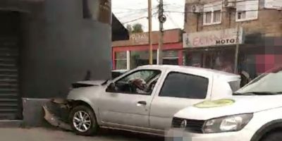 Carro se envolve em acidente, sobe calçada e acaba atingindo parede de loja no centro de Camaquã