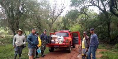 Corpo de Bombeiros entrega alimentos e medicamentos a famílias ilhadas após chuvas em zona rural de Encruzilhada do Sul