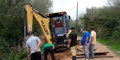 Trabalhos de recuperação de pontes, bueiros e estradas seguiram no feriado em Amaral Ferrador