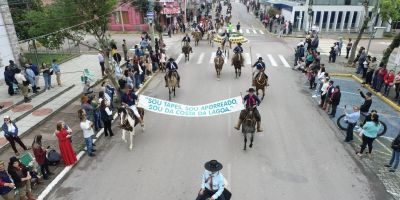 Desfile Farroupilha reúne centenas de pessoas em Tapes