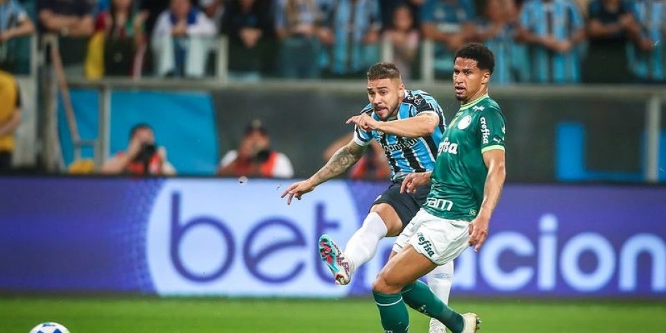 Grêmio vence Palmeiras e sobe para 3ª posição do Brasileirão