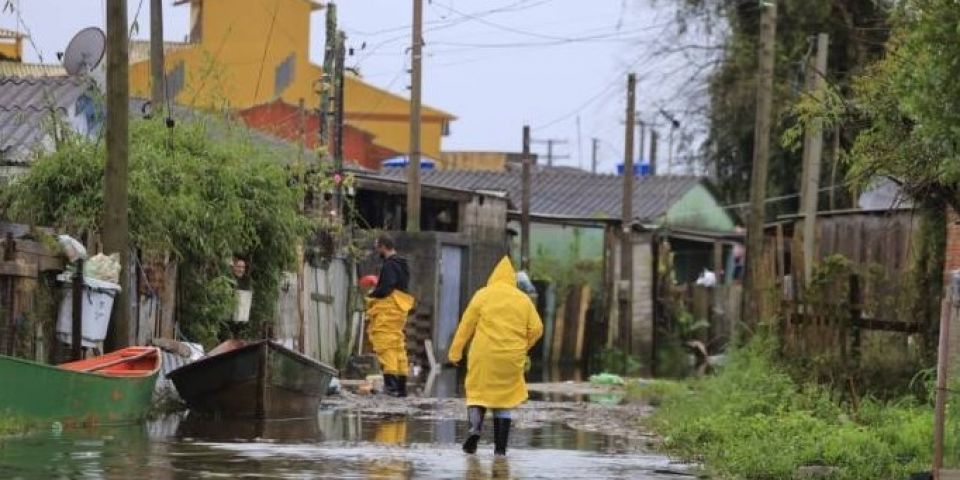 Defesa Civil auxilia moradores afetados pelas enchentes em Rio Grande e Pelotas