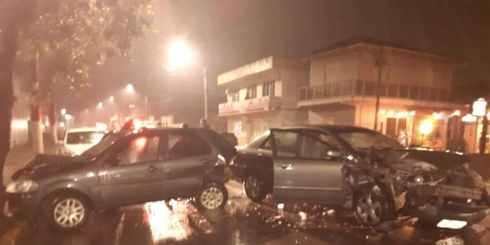 Acidente envolve dois veículos no centro de Camaquã