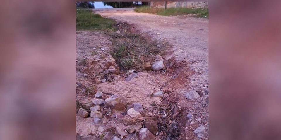Moradora relata péssimas condições de rua no bairro Santa Marta, em Camaquã, e pede providências da prefeitura