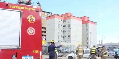 Carro fica parcialmente destruído após incêndio em Porto Alegre   