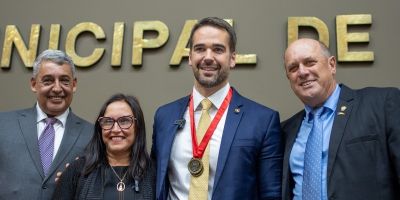 Eduardo Leite recebe título de cidadão de Porto Alegre da Câmara de Vereadores    