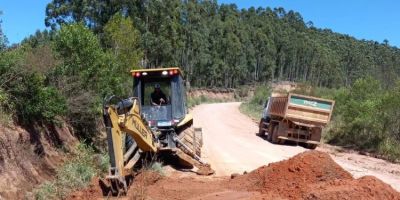 Prefeitura de Amaral Ferrador segue mutirão de recuperação de estradas e pontes destruídas pelas chuvas intensas