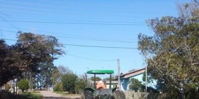 Distrito de Santa Rita do Sul conta agora com trator e plaina permanente na localidade   