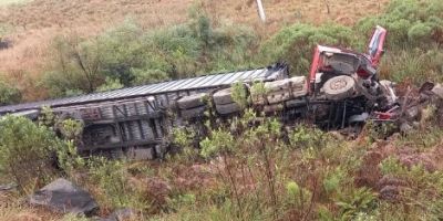 Acidente entre camionete e carreta mata 5 pessoas da mesma família na Serra Gaúcha   