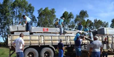 Defesa Civil entrega telhas aos moradores da Pacheca