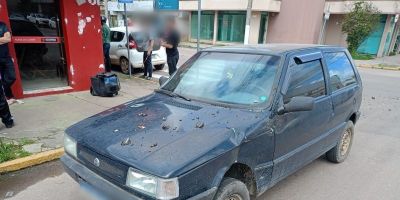 Acidente entre carro e moto deixa homem ferido no centro de Camaquã     