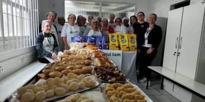 Manipuladoras de alimentos participam de curso de produção a base de mandioca e derivados em Camaquã