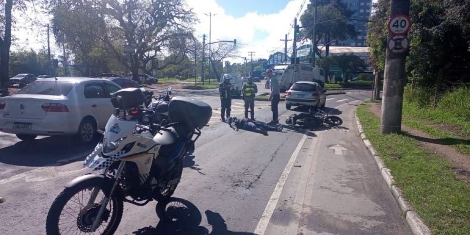 Motociclista fica ferido após acidente em Porto Alegre