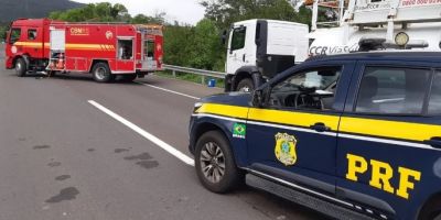 Carreta carregada de combustíveis sai da pista e causa bloqueio na freeway em Santo Antônio da Patrulha