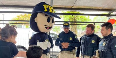 PRF entrega doação de brinquedos para crianças em escola de Muçum