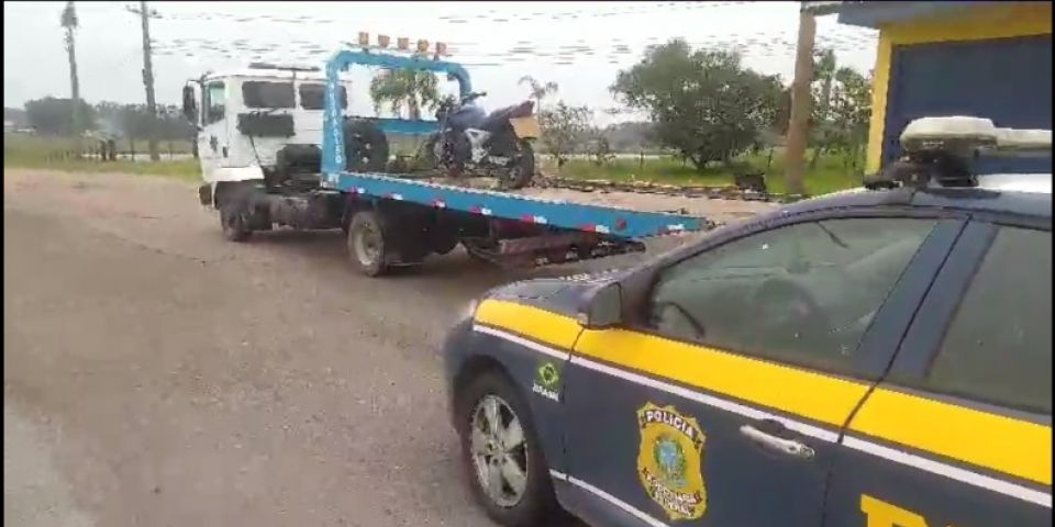 PRF flagra motociclistas disputando racha na BR-116 em Sentinela do Sul