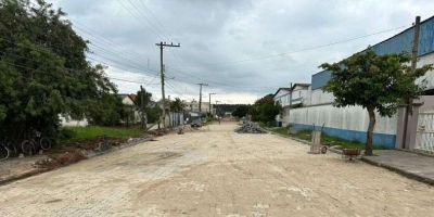 Rua Joaquim Gonçalves da Silva recebe calçamento no bairro Olaria em Camaquã