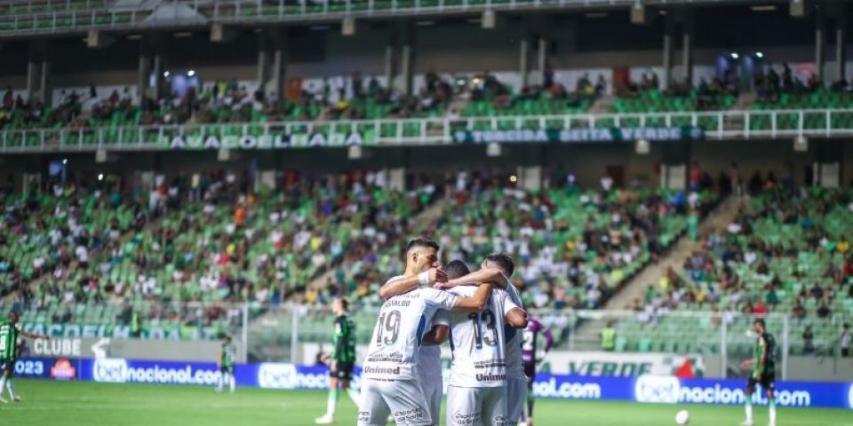 Em jogo de sete gols, Grêmio vira sobre América-MG e volta a vencer fora de casa no Brasileirão