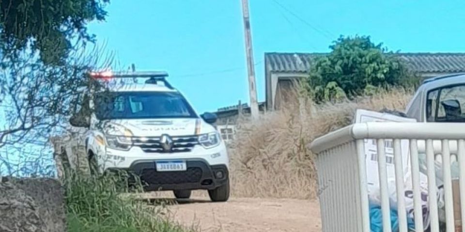 Motorista, em conflito com mulher, tenta obrigá-la a entrar no carro em Camaquã