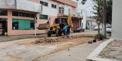 Obra deixa rua em meia pista no bairro Vila Nova em Camaquã