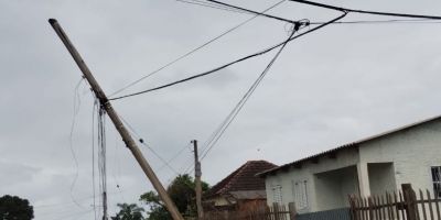 Poste em risco de queda preocupa moradores do bairro Ouro Verde, em Camaquã