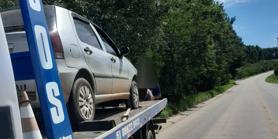 Carro sai da pista e fica parcialmente destruído na ERS-350 em Camaquã