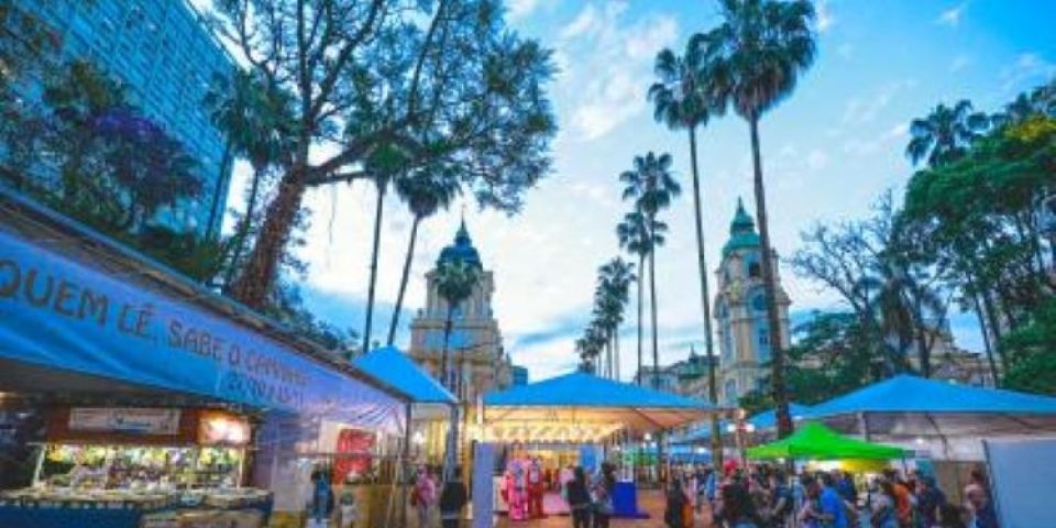 Feira do Livro de Porto Alegre: tempo bom garante atividades lotadas, boas vendas e solidariedade na Praça da Alfândega