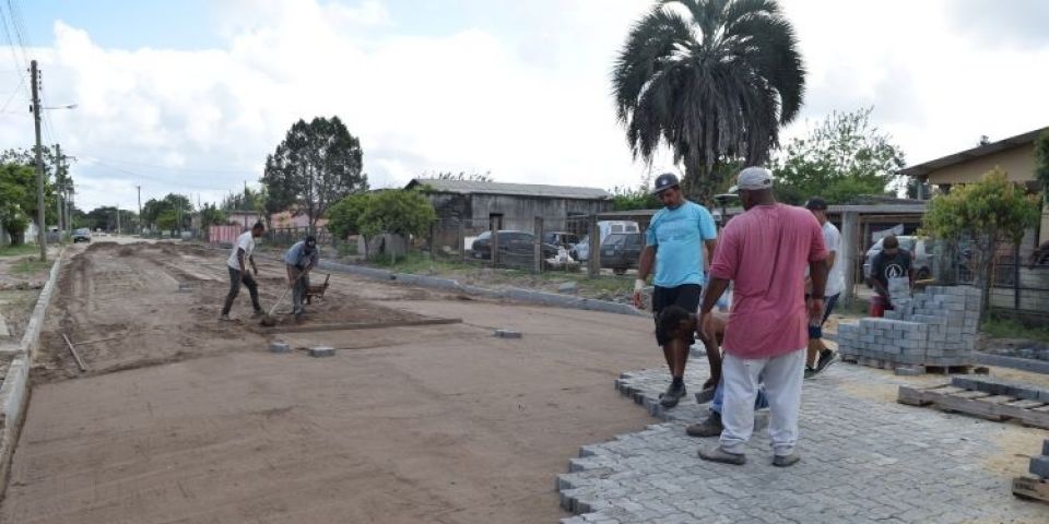 Obras de calçamento avançam em duas principais vias de Tapes