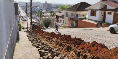 Obras da Corsan alteram trânsito no centro de Camaquã   