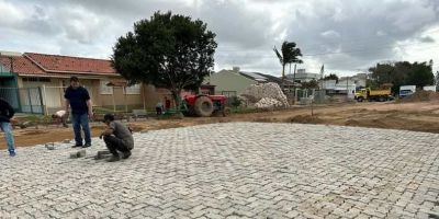 Rua Anthero Salustiano Silveira começa a ser calçada no bairro Olaria em Camaquã