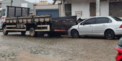 Carro bate na traseira de caminhão parado no centro de Camaquã